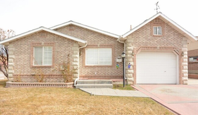 Building Photo - 1155 S 150 W