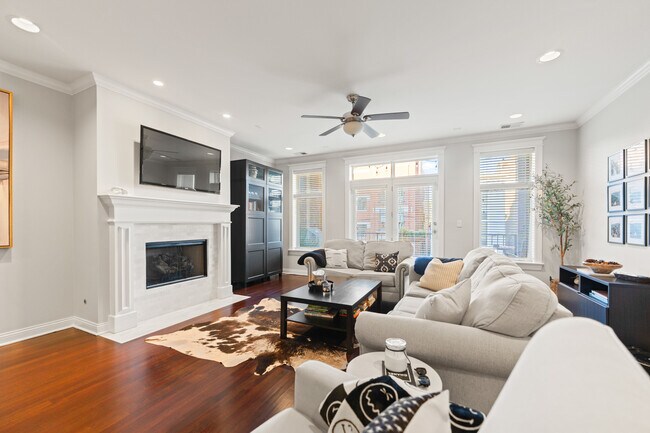 Foto del edificio - 3056 N Clybourn Ave