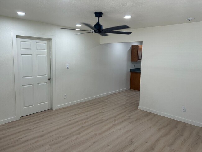 Foto del edificio - Single level 4 bedroom home available for occupancy NOW!