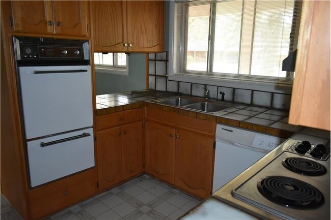 Building Photo - 2310 Whitney Dr