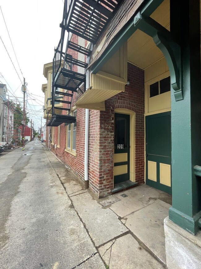 Entrance - 1037 W Turner St