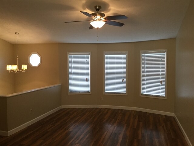 Foto del edificio - 242 Monarch Dr