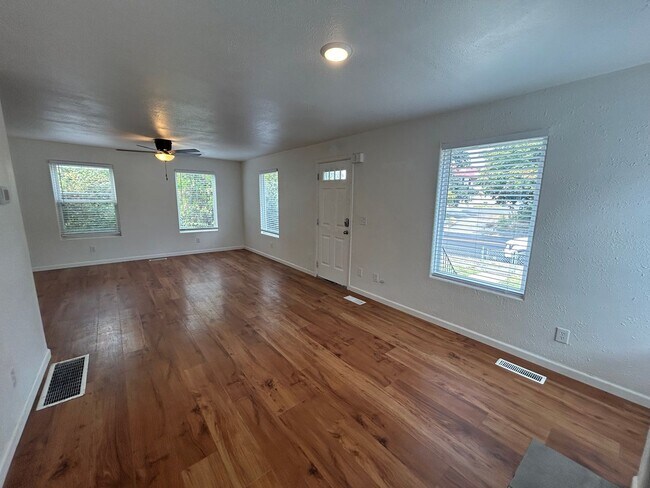 Building Photo - Beautiful 3 Bed, 2 Bath in West Central! *...