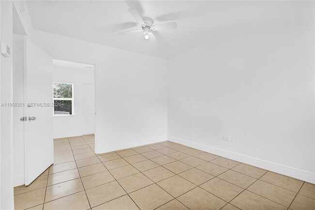 Building Photo - 1960 SW 41st Ave