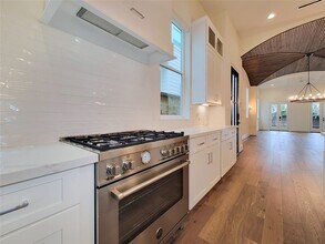 Building Photo - 533 W 27th St