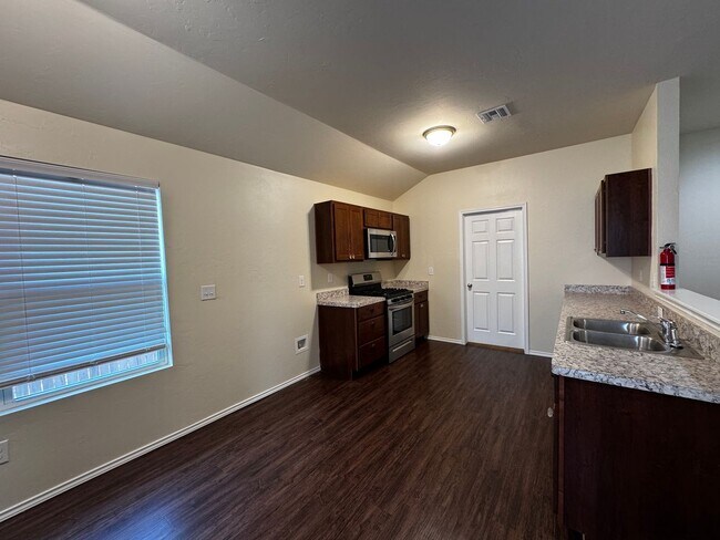 Building Photo - Spacious 3 Bedroom 2 Bathroom Home in Pied...