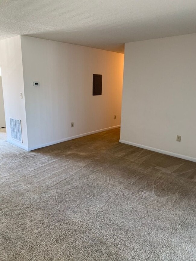 Building Photo - 2 BED 2 BATH UNIT ON 3RD FLOOR IN MYRTLE G...