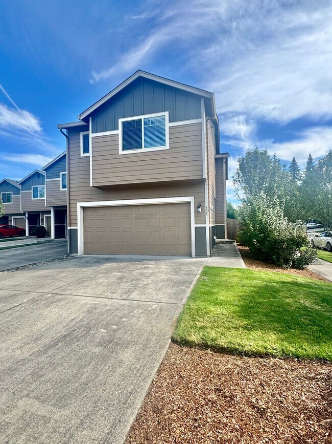 Building Photo - Nearly New, wonderful Townhome - Walmart- ...
