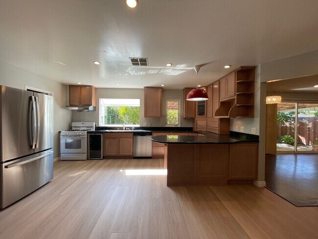 Foto del edificio - Nice and clean three bedrooms and two bath...