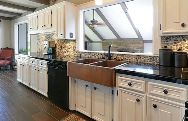 Foto del edificio - Four Bedroom/Three Bath Home/Large lot