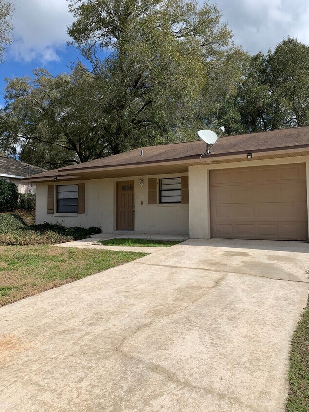 Primary Photo - 2/2 half duplex in DeLand with 1 car garag...