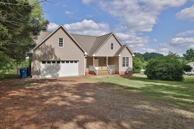 Building Photo - Must See in Mebane!