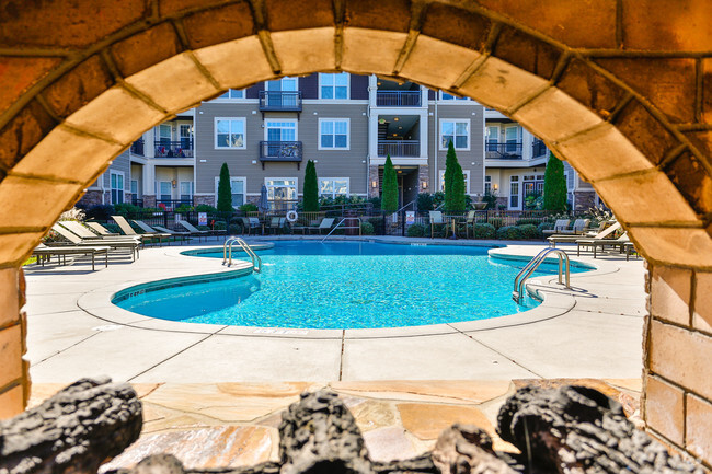 Piscina de agua salada/chimenea a gas - Fountains at Mooresville Town Square