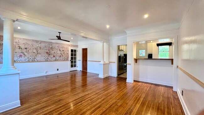 Foto del edificio - 7972 Willoughby Ave