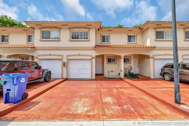 Building Photo - 3055 Riverside Dr