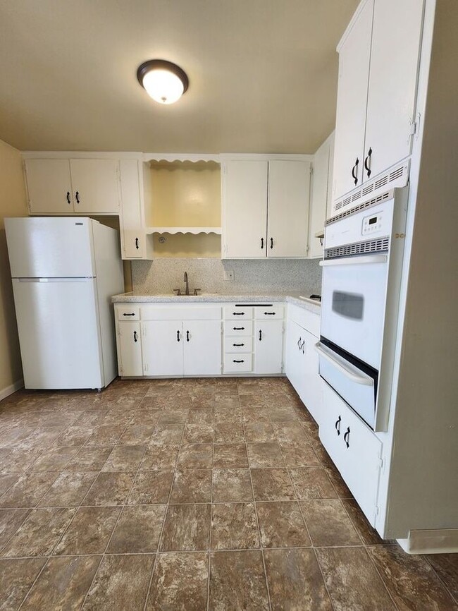 Foto del edificio - $1000 REBATE-SPACIOUS 2BR/1BA Unit with pr...