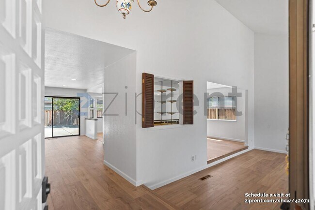 Foto del edificio - 609 Los Pinos Ave