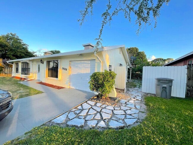 Foto del edificio - 3526 Genevra Ave