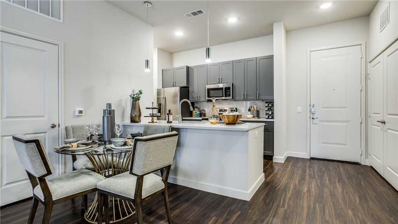 Foto del edificio - 2710 Routh Creek Pkwy