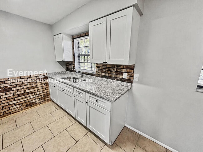 Foto del edificio - 1649 Valeview Ct