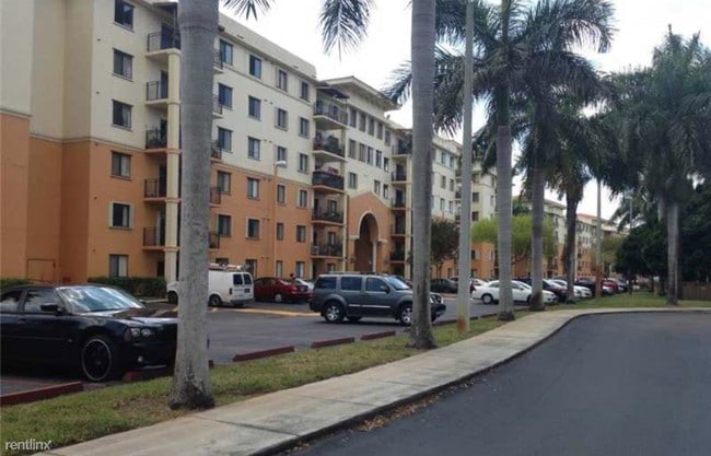 Building Photo - 9340 Fontainebleau Blvd