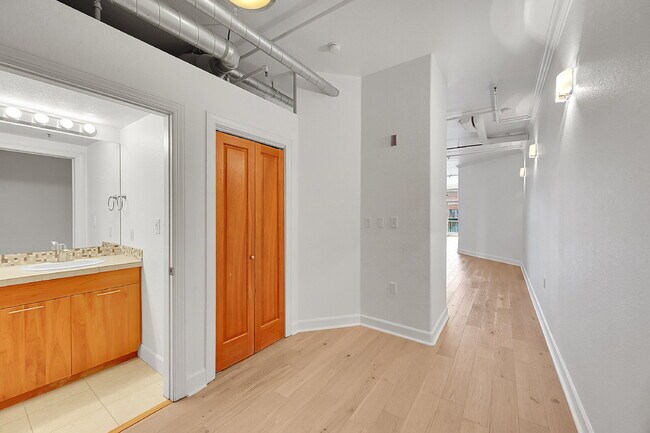 Building Photo - $2,500 - 1 Bed 1 Bath Condo with Central A...