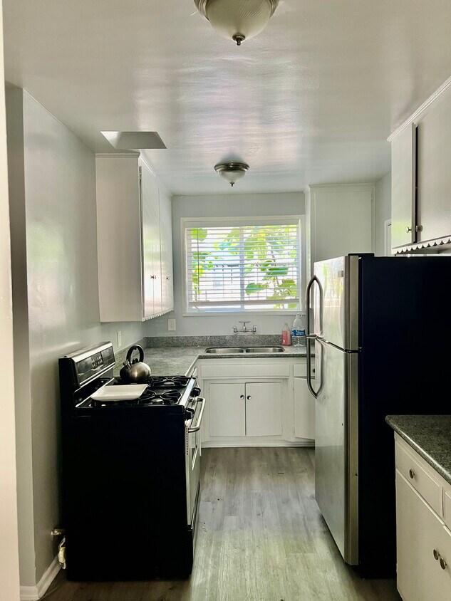 Foto principal - 1615-1621 N Hobart Blvd