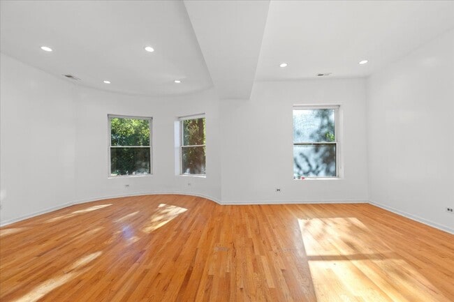 Building Photo - 4404 S Prairie Ave