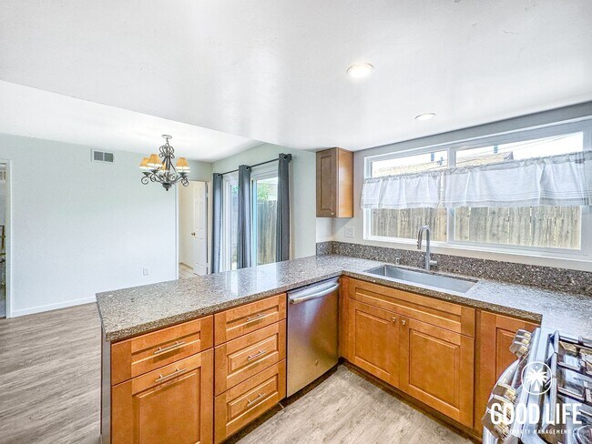 Foto del edificio - Renovated 3BD/2.5BA Condo in Chula Vista with Fireplace, W/D & Private Balcony