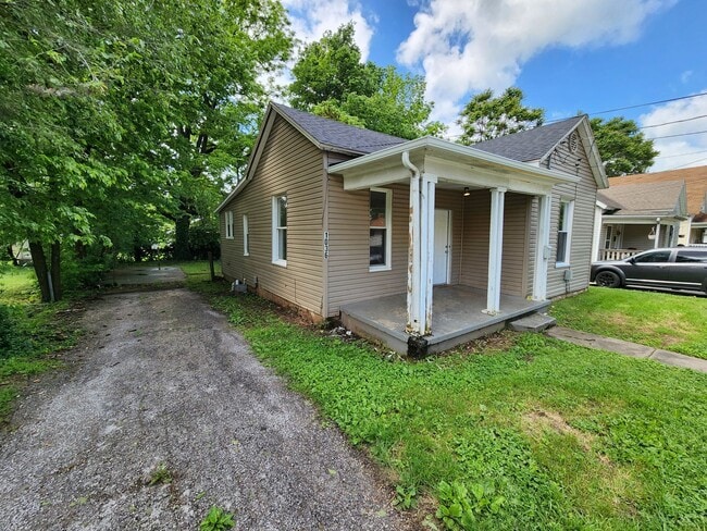 Building Photo - Spacious 2-Bedroom, 1-Bathroom Home AVAILABLE NOW!!