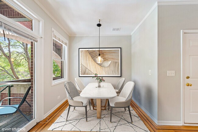 Dining - 4104 N Kenmore Ave