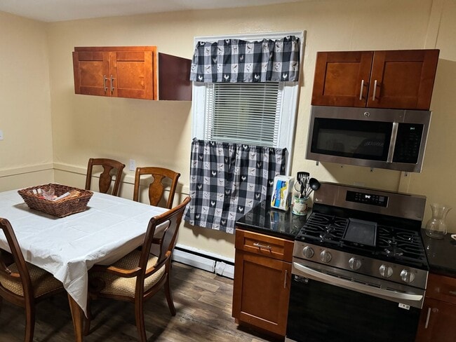 Building Photo - Spacious 4BR Duplex in New Britain