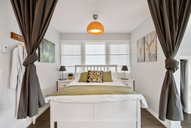 Building Photo - 74 Elma St W