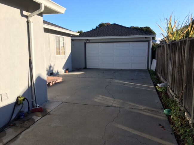 Building Photo - 1156 Civic Center Dr