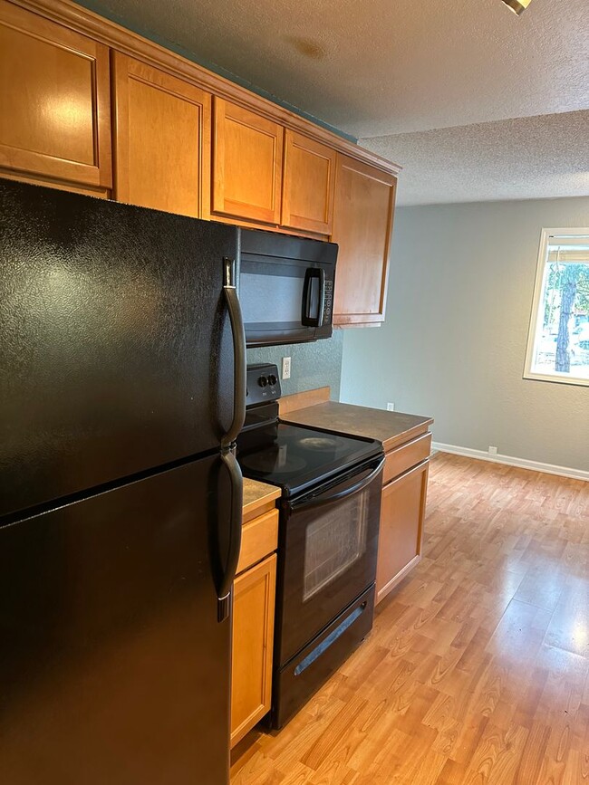 Building Photo - 2 bedroom, 2 bath condo North Seattle.