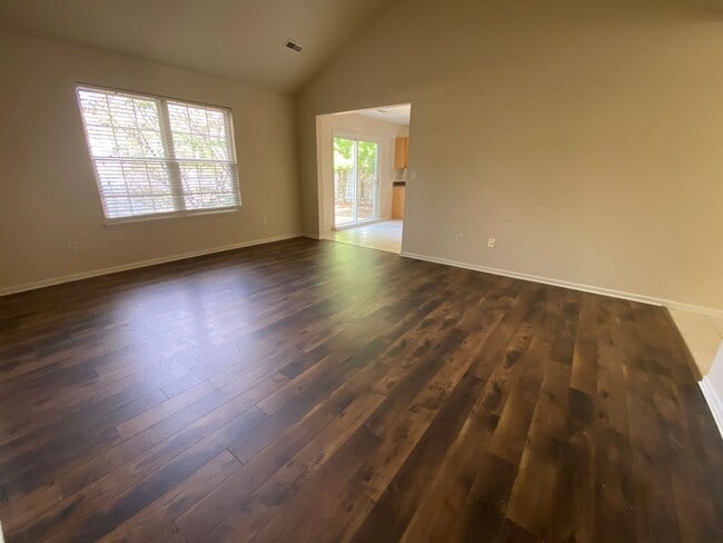 Building Photo - 3BR/2BA $1,800/MO - AVAILABLE 11/1/25