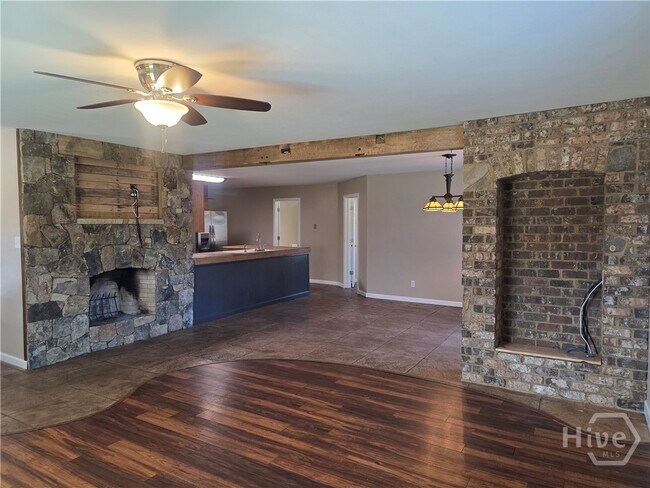 Foto del edificio - 310 W 5th St