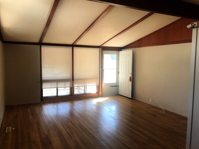 Building Photo - 3022 Farley Ave