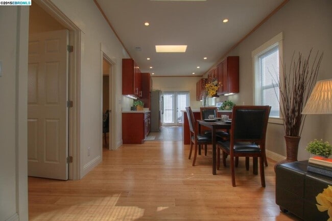 Photo - West-4716-4718 Apartment