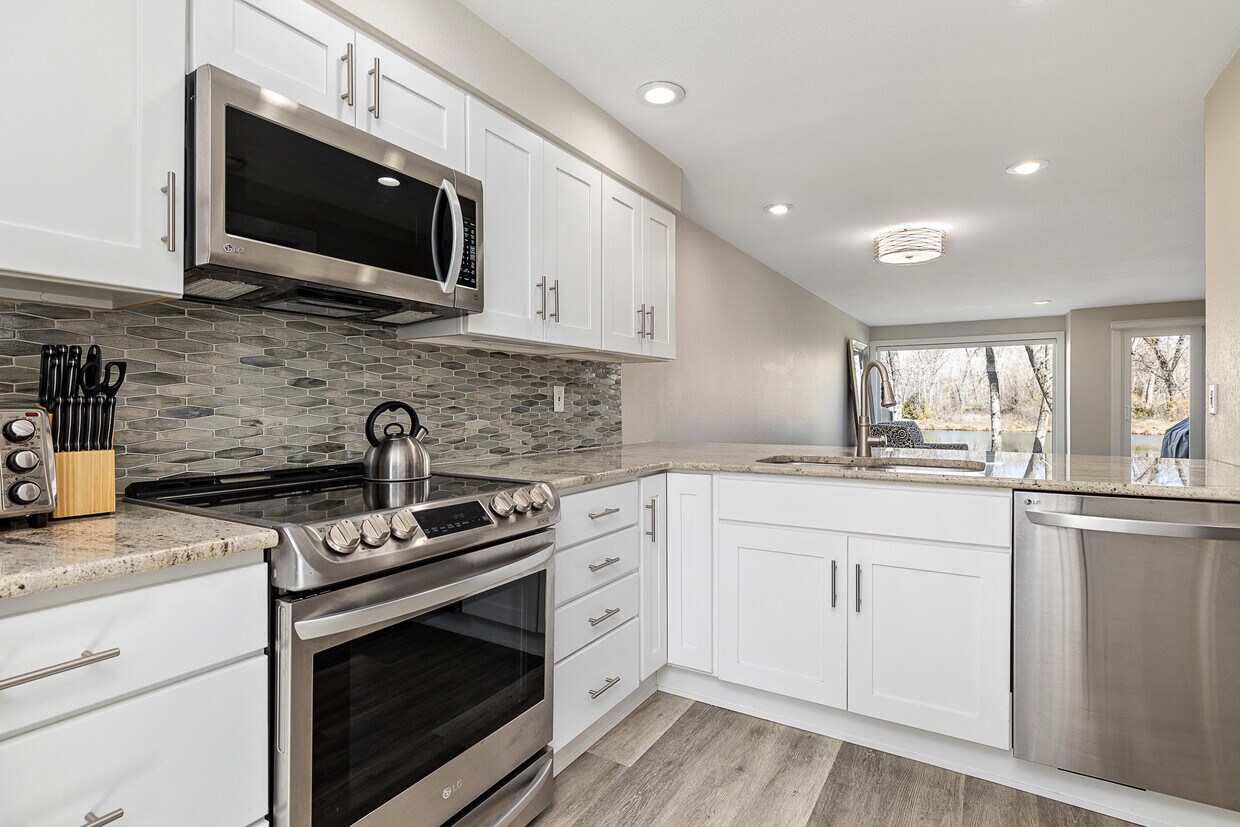 Watch the pond while making dinner - 1927 S Teal Ln