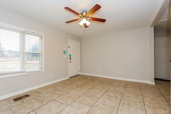 Foto del edificio - 209 Stones River Rd