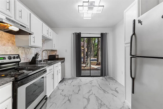 Kitchen - 507 NW 39th Rd