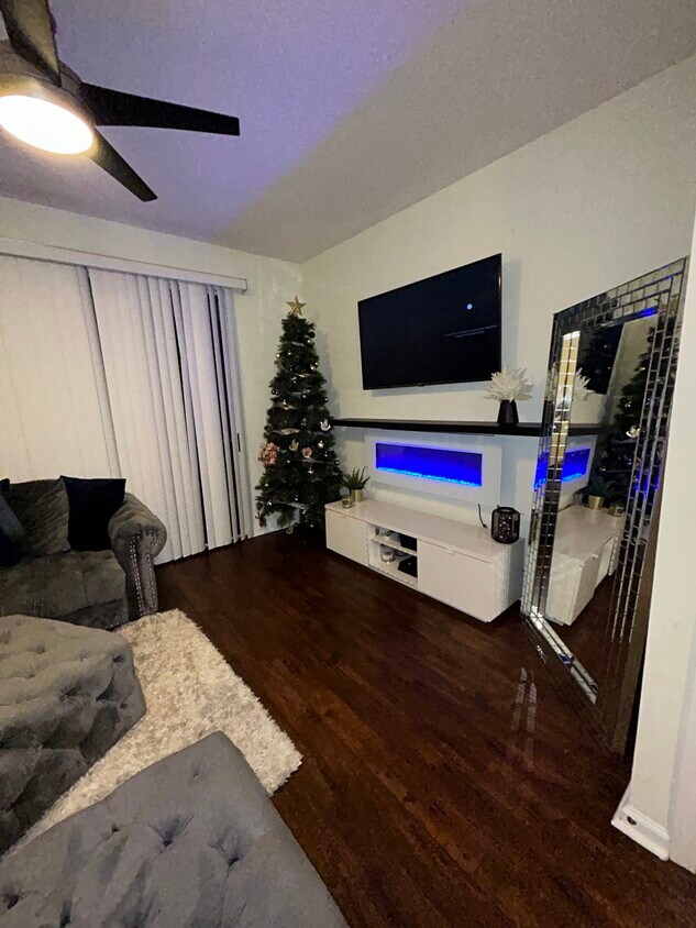 Foto del edificio - 8408 Thornbush Ct