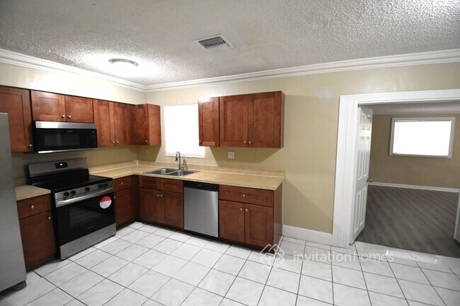 Building Photo - 2421 Largo Dr