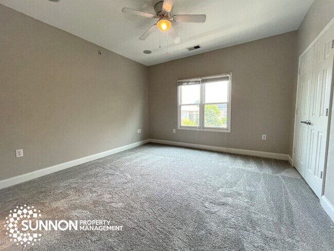 Foto del edificio - Rare 3 BR 3.5BA w/ Garage & City View in W...
