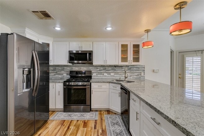 Building Photo - 3400 Cabana Dr