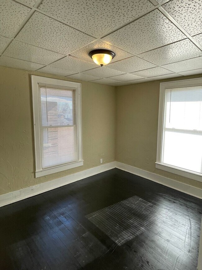 Building Photo - Newly Renovated Three Bedroom One Bath Upstairs Apartment