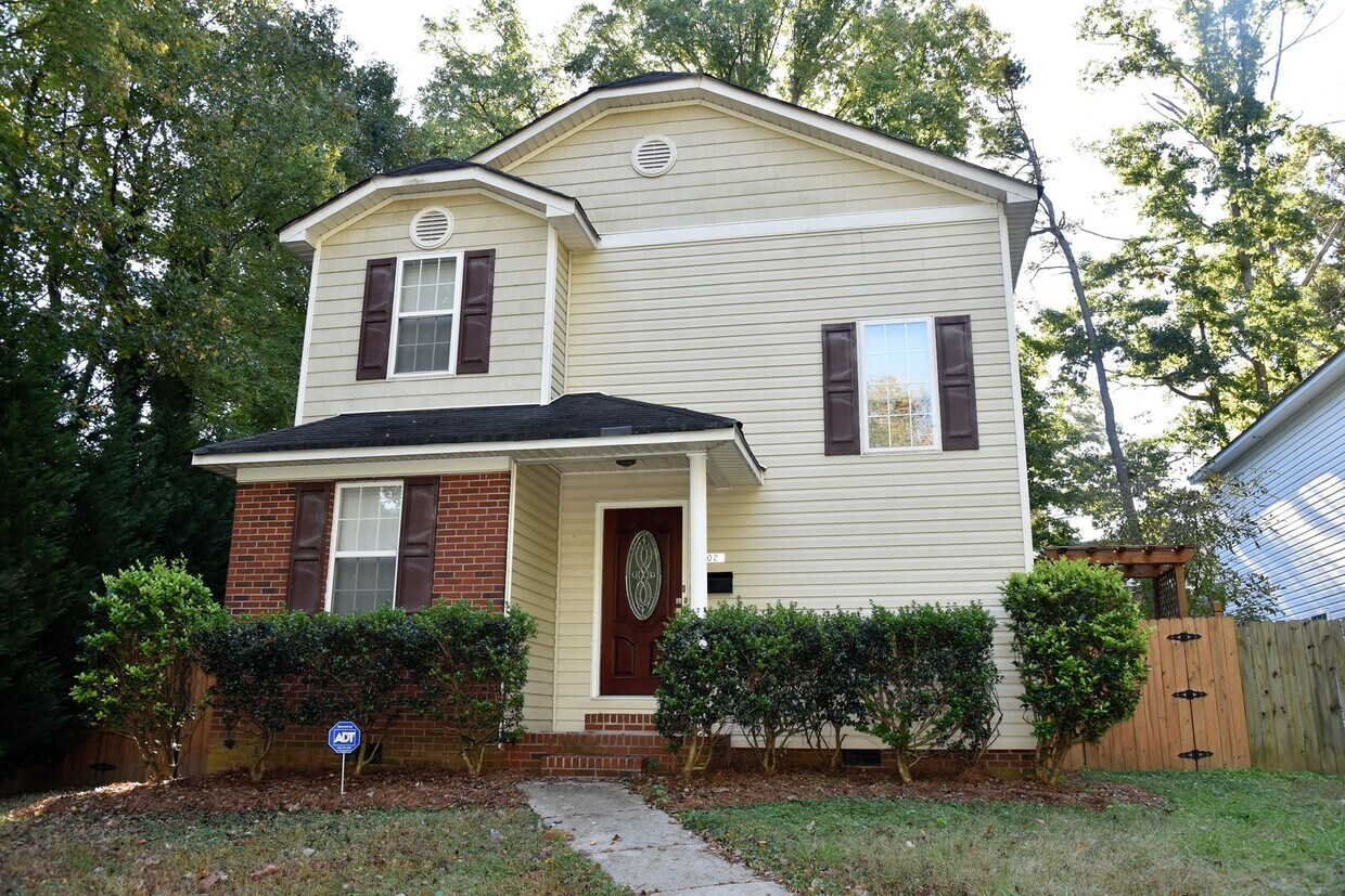 Foto principal - Cozy 4 bedroom home on Hickory Nut!