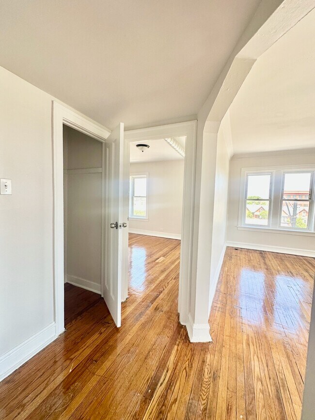 Foto del edificio - 3701 W Division St