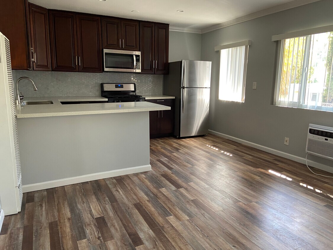 Foto principal - 3300 Marathon St